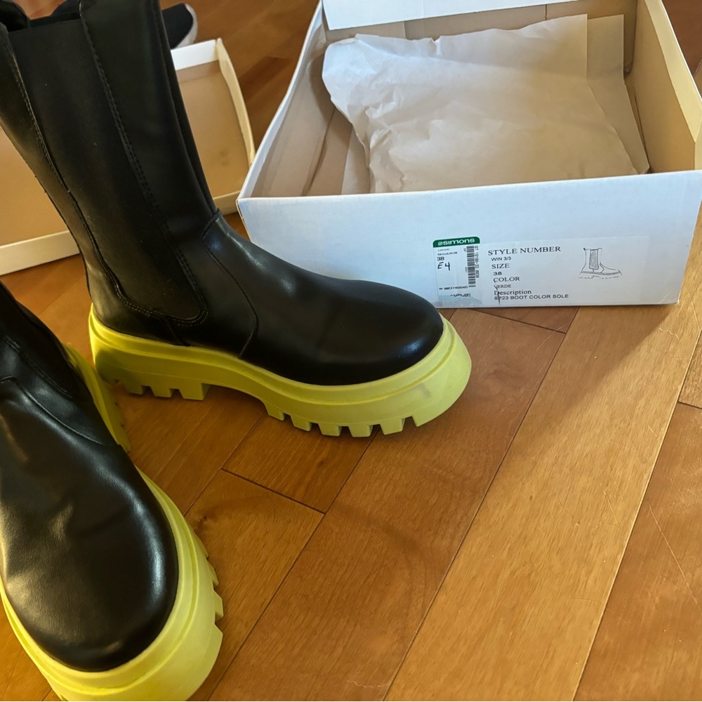 NWT color soles boots.